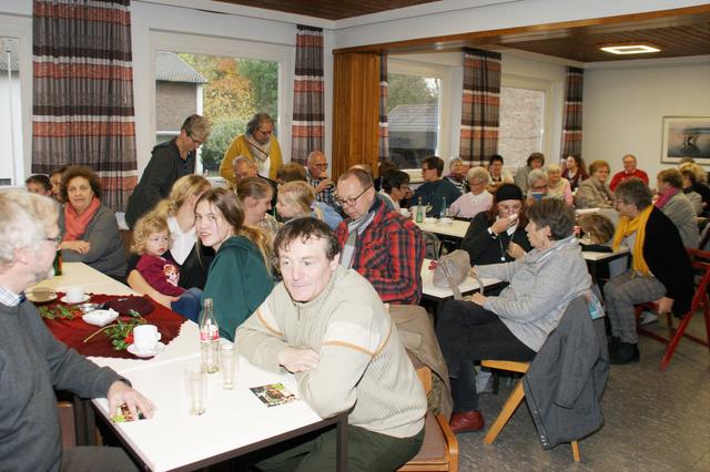Zahlreiche Mitglieder der Kirchengemeinden im Pastoralverbund im Stadtbezirk Scharnhorst beteiligten sich an der Versteigerungsaktion beim Tag des Pastoralen Raumes in Kirchderne. | Foto: Dieter Rohrbeck