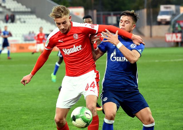 Timo Becker (l.), hier beim letzten Regionalliga-Vergleich gegen Schalkes U23 im April 2017 im RWE-Trikot, ist heiß auf Rot-Weiss.