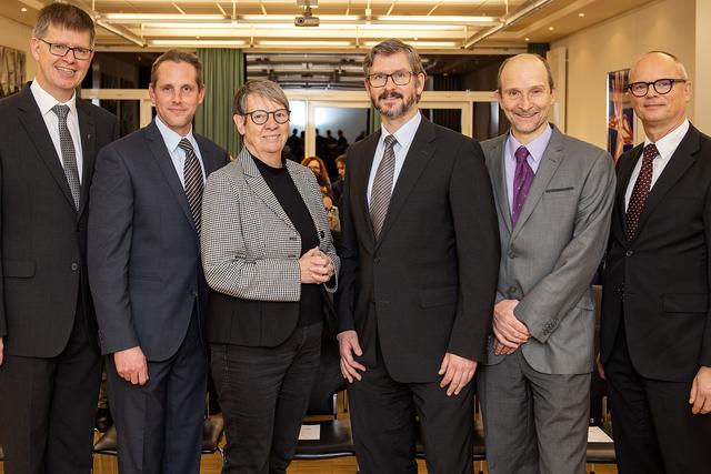 Herzliche Begrüßung für Prof. Dr. Sebastian Gehrmann (4.v.l.): Propst Johannes Mecking (stellvertretender Vorsitzender des Aufsichtsrates), Holger Hagemann (Geschäftsführer), Dr. Barbara Hendricks (Mitglied des Aufsichtsrates), Prof. Dr. Volker Runde (Ärztlicher Direktor) und Prof. Dr. Jörg Schipper (Mitglied des Aufsichtsrates), v.l.