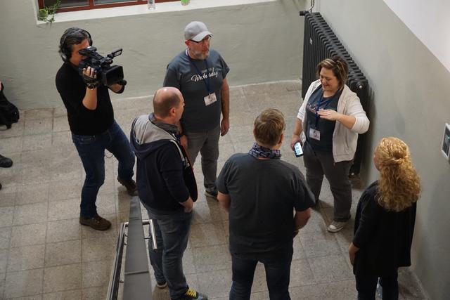 Auch beim Einsingen ist die WDR-Kamera mit dabei.