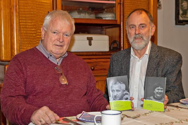 ...sitzt Rabas heute mit Karl-Heinz Gajewsky (rechts) und den Lesebüchern über Ilse Kibgis und eben den Richard Limpert vom anderen Foto in der Küche der Bergbausstellung Rotthausen. Foto: Gerd Kaemper