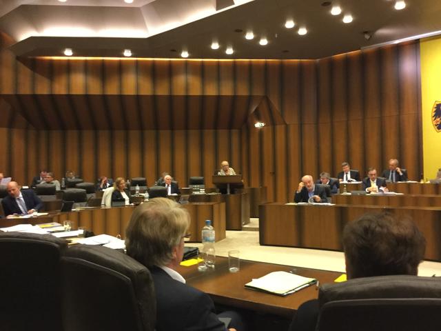 Hiltrud Schmutzler-Jäger, Fraktionsvorsitzende der Ratsfraktion der Grünen, hier als Rednerin bei einer Debatte im Ratssaal :
„Der Berg kreißte und gebar eine Maus. Diesen Eindruck erlangt man bei den sieben Flächen, die von 28 Flächen übrig geblieben sind, denen die Bürgerinnen und Bürger des Bürgerforum eine `sehr gut´ bzw. `gute Eignung für Wohnbebauung´ bescheinigt hatten
