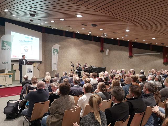 Bürgermeister Tobias Stockhoff begrüßte die Teilnehmerinnen und Teilnehmer im Forum der VHS.