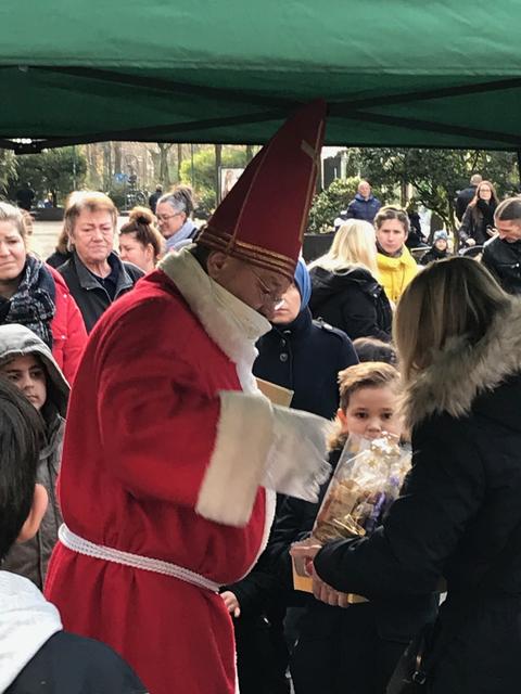 Der Weihnachtsmann in Gestalt von Peter Budzik hat für die fleißigen Bastler einige leckere Überrasschungen parat.