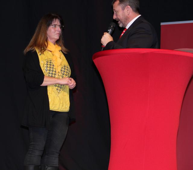 Anke Wienecke von Heerener TC nimmt den Preis von Frank Röhr (Sparkasse UnnaKamen) gern entgegen.