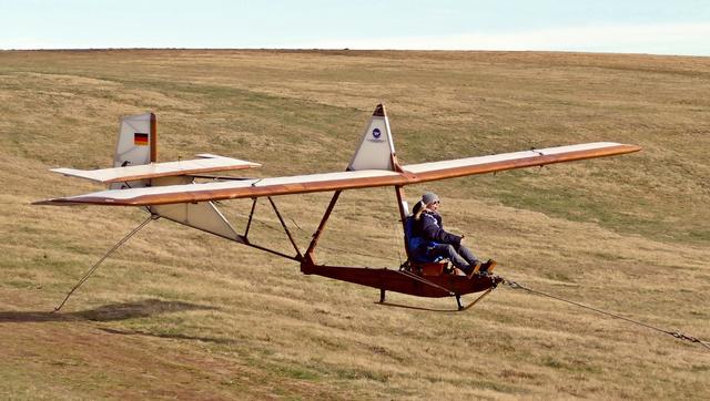 Sichtlich Spaß bereiteten die Flüge auf dem alten Flugzeug.