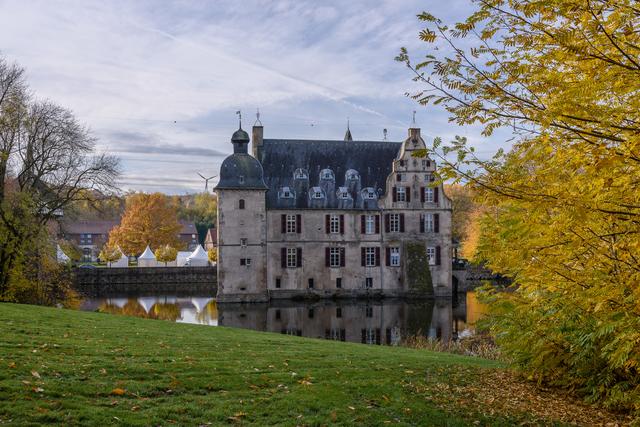 Am Schloss Bodelschwingh sind die Vorbereitungen für den Weihnachtsmarkt am 1. Adventswochenende sichtbar.
