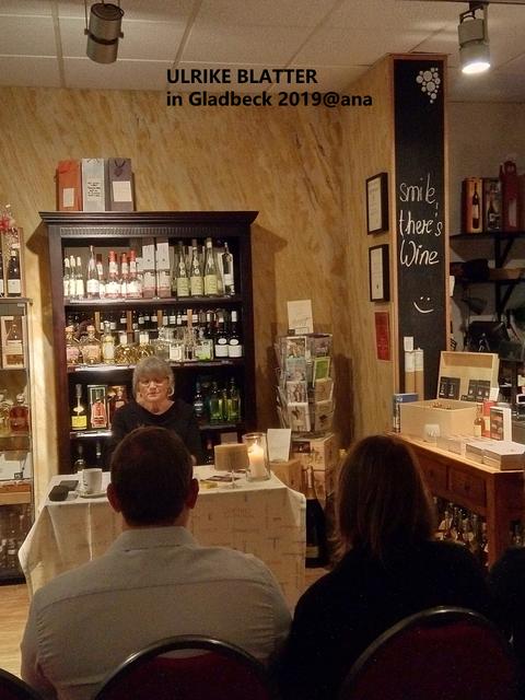 es geht los... Ulrike Blatter liest, und erläutert