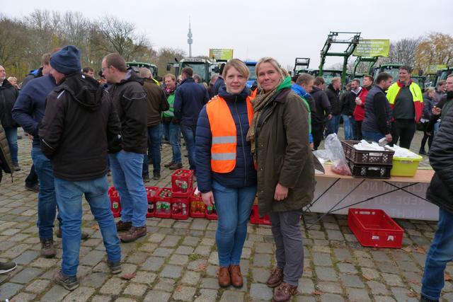 Christin Plett, Pressesprecherin aus dem Kreis Soest (li.)