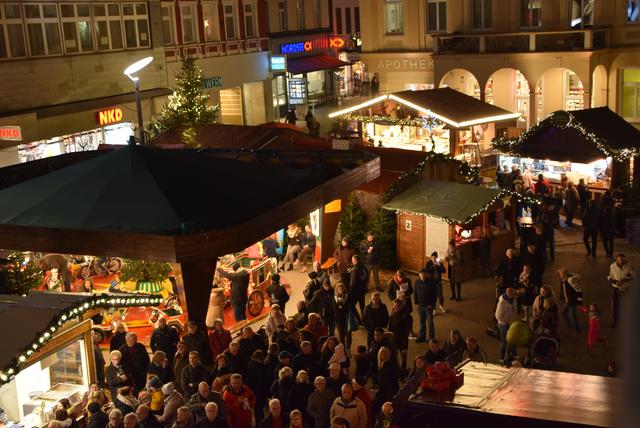 Bei der Eröffnung war der "runderneuerte" Weihnachtsmarkt bereits reichlich besucht. | Foto: Günther