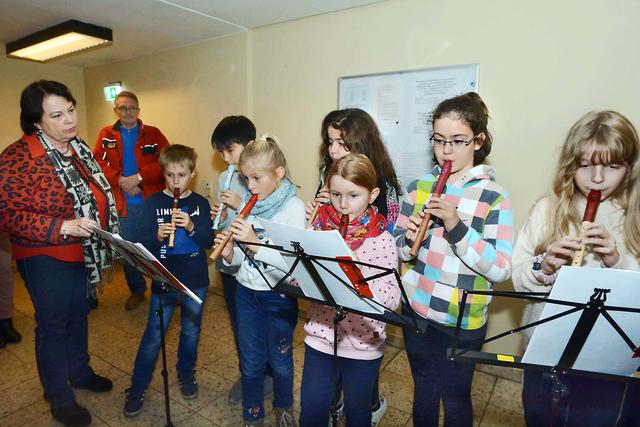 Das Flötenorchester der Evinger Elisabeth-Grundschule unter Leitung von Ilse Schacke sorgte traditionsgemäß für die musikalische Unterhaltung bei der Baumschmuck-Aktion.