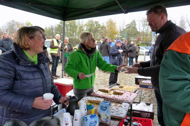 Landfrauen versorgten die Landwirte mit Kaffee und Kuchen