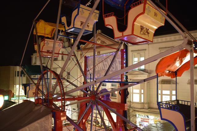 Das historische Riesenrad vor dem Alten Rathaus ist eine der Attraktionen des Iserlohner Weihnachtszaubers. | Foto: Günther