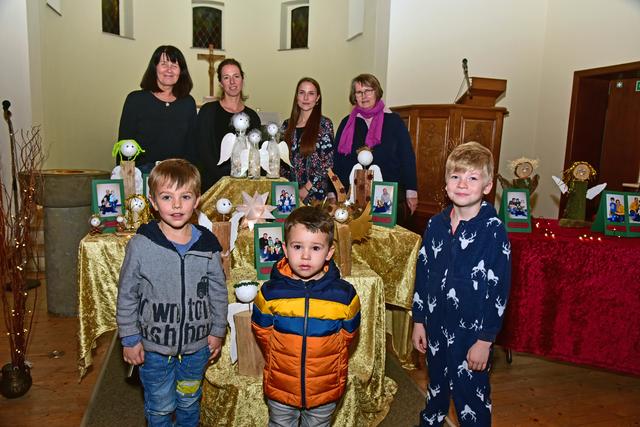 Mit den Kita-Kindern freuten sich über die Engelausstellung (v.l.): Ulrike Scherer, Christine Klodt, Rebecca Kuntke und Pfarrerin Anke Leuning. Foto: Bugzel