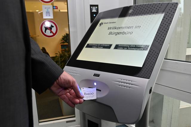 Ein Bürger bei der Benutzung des Ticketterminals vor dem Bürgerbüro im Rathaus.