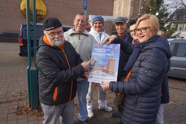 Die Turmfalken und die Organisatoren des Richrather Weihnachtsmarktes.