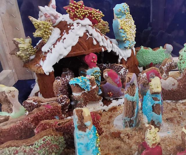 Hier wird Christi Geburt zur süßen Versuchung, im wahrsten Sinn des Wortes. Drei Schwestern aus Fröndenberg haben eine Krippe plus Figuren komplett aus Lebkuchen gebacken. 