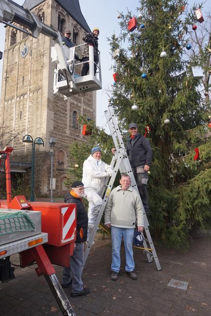 Die Mannschaft der Turmfalken: von links (unten) Günter Kalla, Thomas Engelen, Hans-Gerd Stoffels, Heinrich Stoffels, oben im Korb Volker Laser und Mike Engelen.