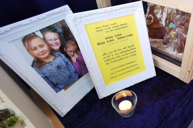 Das ist selten: Bilder der Erbauer stehen neben der Lebkuchenkrippe.
