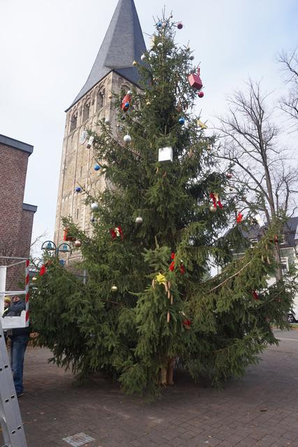 Der Weihnachtsbaum vor dem Turm von St. Martin in Richrath erstrahlt nun jeden Abend in seiner vollen Pracht.