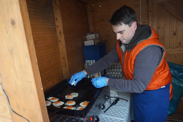 Zur Räuberpfanne der WFB Werkstätten schmeckt ein Spiegelei obendrauf.