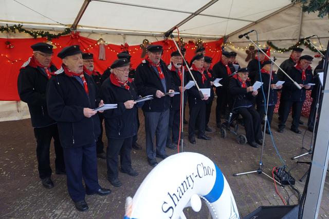 Der Shantychor Richrath hat viele begeisterte Zuhörer.