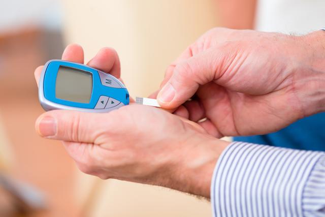 Viele insulinpflichtige Diabetiker müssen
regelmäßig ihren Blutzucker messen. | Foto: AOK/hfr.
