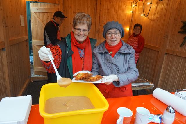 Der katholische Kirchenchor Cäcilia bietet Reibekuchen mit Apfelmus an, da bilden sich immer lange Schlangen vor dem Stand.