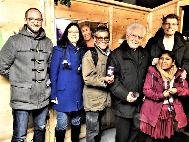 Im Kerzenhaus auf dem Adventsmarkt an der Althofstraße: (von links) Sebastian Neugebauer aus der Abteilung Weltkirche und Mission im Generalvikariat des Bistums Essen, Übersetzerin Monika Hoppe-Fliß, Agrarökonom Ricardo Crespo Torrico, Weihbischof Franz Grave, die Katechetin Rosalía Choque Mamani und Pfarrer Michael Janßen.