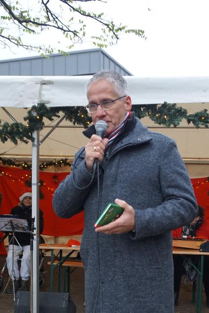 Bürgermeister Frank Schneider bringt zur Eröffnung immer eine Geschichte mit.