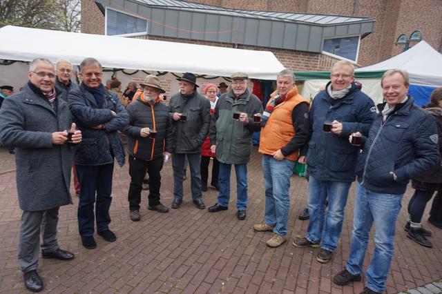 Glühwein ist das wichtigste Getränk auf dem Weihnachtsmarkt.