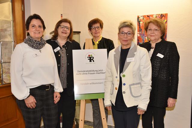 V.l.: Uta Fechler, Andrea Rupp und Maria Berghoff vom Vorstand des FrauenRat NRW, die Vizepräsidentin des Landtages Nordrhein-Westfalen Carina Gödecke und die stellvertretende Landrätin des Hochsauerlandkreises Ursula Beckmann wirkten mit bei der Gründungsversammlung des Arbeitskreises.