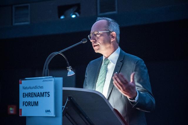LWL-Direktor Matthias Löb begrüßt die Gäste des "2. Naturkundlichen Ehrenamtsforums" im Planetarium des LWL-Museums für Naturkunde