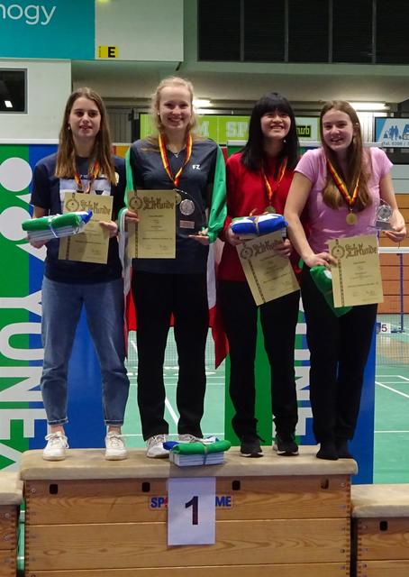 Leona überglücklich bei der Siegerehrung im Einzel U19 :-) 