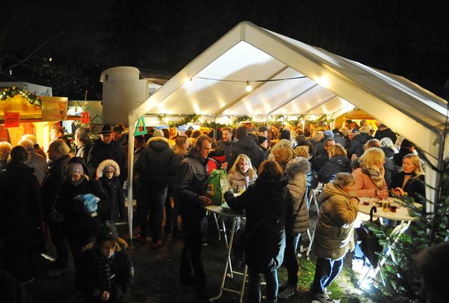 Viele Aussteller und Besucher loben die gemütliche und familiäre Atmosphäre des Baumberger Nikolausmarktes.
Archiv-Foto: Michael de Clerque