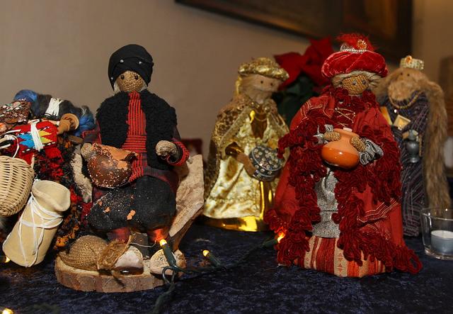 Aus Urlaubsmitbringseln, Häkel- und Näharbeiten schneiderte Familie Stecker aus Unna diese Figuren.