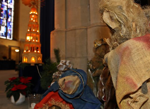 Eine Krippe im urtümlichen Stile und eine Weihnachtspyramide, zur Verfügung gestellt von Hartmut Kollmann aus Hemmerde,  empfängt die Besucher der Ausstellung. 