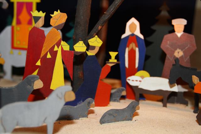 Exakt ausgeschnitten und bemalt sind die Krippenfiguren.
