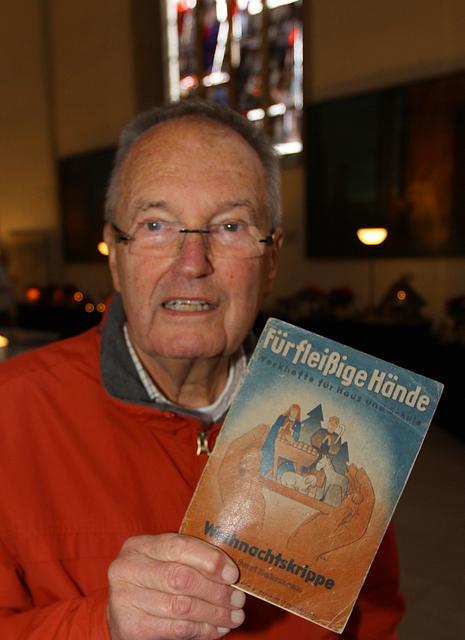 Gut aufbewahrt hat Klaus Thorwarth das Original-Anleitungsbuch zum Bau der Krippen. Bastelfreudigen stellt er gerne die Vorlagen zur Verfügung. 