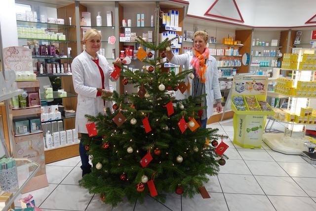 Wie im Vorjahr hoffen auf eine wunderbare Wunscherfüllung Dana Zarinfar und Steffi Ziegler - mit dem Wünsche-Baum, Markt Apotheke.