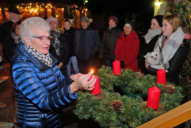 1. Advent am 1. Dezember: Da kann auch direkt die erste Kerze angezündet werden.