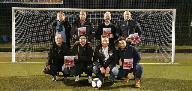 Vorstand, Festausschuss und Mitwirkende präsentieren das Jubiläumsbuch der Arminia. Foto: Jörg Vorholt