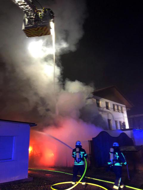 In Wetter musste die Feuerwehr einen in Brand geratenen Anbau löschen.