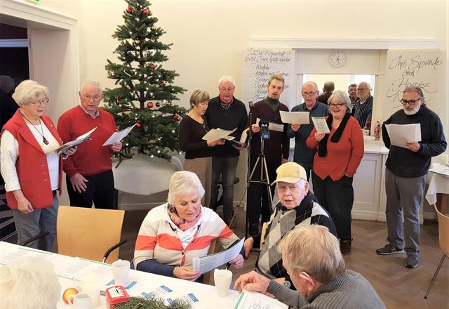 Der KommOmend singt mit Inbrunst waddische Weihnachtslieder.
Foto: Henschke