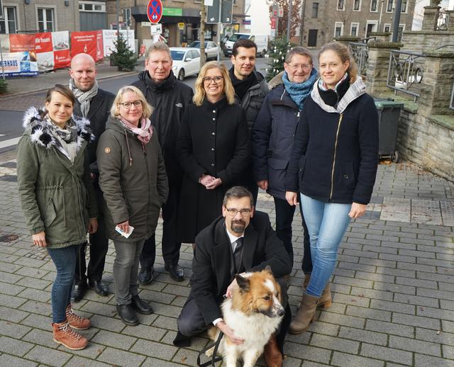 2. Freuen sich über die Weihnachtsbeleuchtung (v.li.): Nicole Damaszek (städtische Wirtschaftsförderung), Matthias Weiss (AVU), Birgit Gräfen-Loer (Fachbereichsleiterin Bauwesen), Bürgermeister Frank Hasenberg, Monika Schmohel (Ruhrtal Center), Citymanager Martin Pricken, Thorsten Keim (Leiter Stadtmarketing), Nadine Schmutzler (Fachdienstleiterin Stadtplanung) und Don Kneller (Verein Wetter Wechsel, vorne) Foto: Stadt Wetter