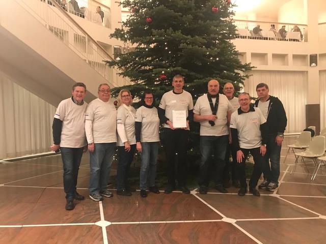 Mit Tafelski freute sich die Delegation des Repair Cafes Nette, die mit ihren T-Shirts das 22 köpfige Team beim Empfang im Rathaus am 05.12.2019 vertraten.
