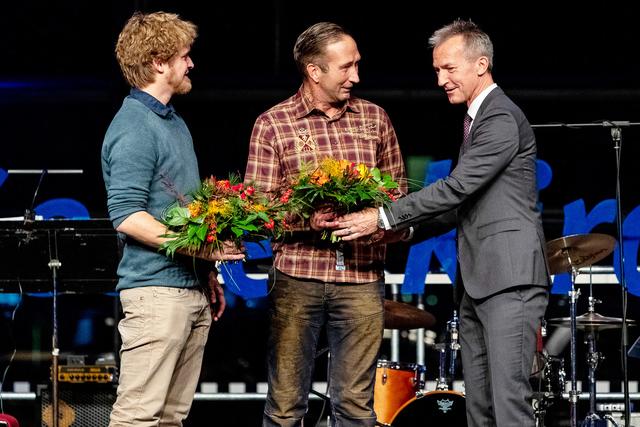 Oberbürgermeister Frank Baranowski nutzte an diesem Abend auch die Gelegenheit, den engagierten Ersthelfern zu danken, die beim Brand eines Familienhauses an der Grillostraße in Schalke im September Zivilcourage bewiesen hatten, um Familien aus dem brennenden Haus zu retten. „Unsere Gesellschaft profitiert sehr stark davon, dass Menschen eine Verpflichtung spüren, im Fall des Falles das Richtige und Nötige zu tun“, betonte der Oberbürgermeister. Foto: Gerd Kaemper/Stadt GE