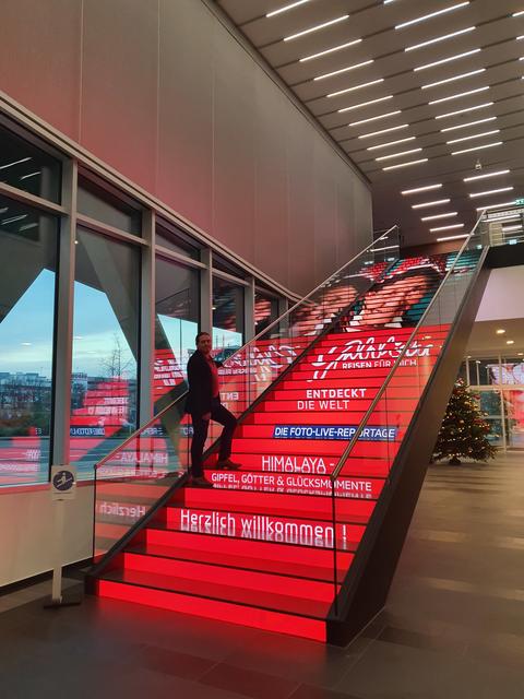 Ein herzliches Willkommen zu „GLOBISTA entdeckt die Welt“ signalisierte auch die Medientreppe im FUNKE Medienhaus.