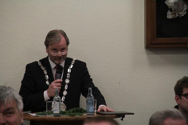 Uedems Bürgermeister Rainer Weber überreichte die Urkunde für den ersten Heimatpreis.