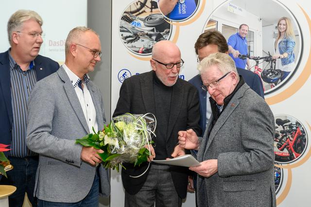 Wilfried Bartmann (1. v.r.) wird für sein langjähriges ehrenamtliches Engagement für die AWO Tochtergesellschaften geehrt.